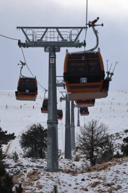 Karlı dağ kablecarı. Karlı bir dağda kablo araba, kışlık tatil beldesi. Yüksek kaliteli 4K görüntü.