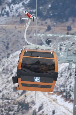 Karlı dağ kablecarı. Karlı bir dağda kablo araba, kışlık tatil beldesi. Yüksek kaliteli 4K görüntü.