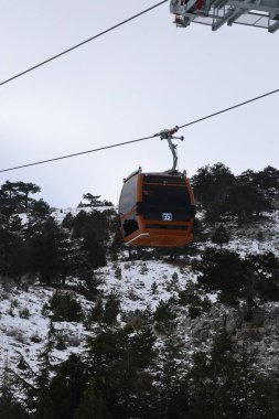 Karlı dağ kablecarı. Karlı bir dağda kablo araba, kışlık tatil beldesi. Yüksek kaliteli 4K görüntü.