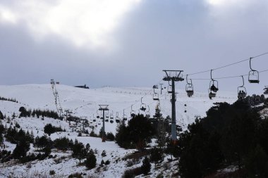 Karlı dağ kablecarı. Karlı bir dağda kablo araba, kışlık tatil beldesi. Yüksek kaliteli 4K görüntü.