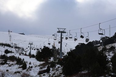 Karlı dağ kablecarı. Karlı bir dağda kablo araba, kışlık tatil beldesi. Yüksek kaliteli 4K görüntü.