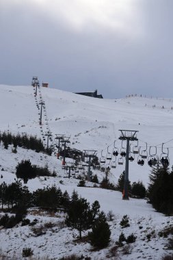 Karlı dağ kablecarı. Karlı bir dağda kablo araba, kışlık tatil beldesi. Yüksek kaliteli 4K görüntü.