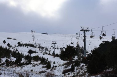 Karlı dağ kablecarı. Karlı bir dağda kablo araba, kışlık tatil beldesi. Yüksek kaliteli 4K görüntü.