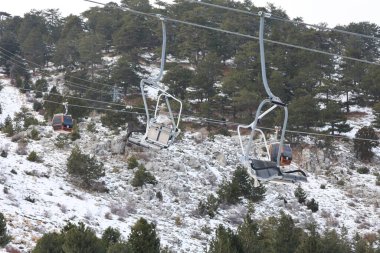 Karlı dağ kablecarı. Karlı bir dağda kablo araba, kışlık tatil beldesi. Yüksek kaliteli 4K görüntü.