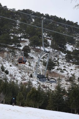 Karlı dağ kablecarı. Karlı bir dağda kablo araba, kışlık tatil beldesi. Yüksek kaliteli 4K görüntü.