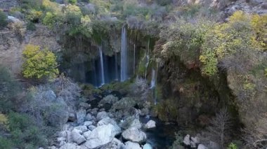 Şelale yemyeşil. Hoş manzara. Yüksek kalite fotoğraf.