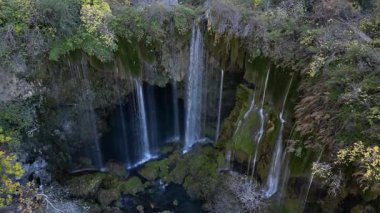 Şelale yemyeşil. Hoş manzara. Yüksek kalite fotoğraf.
