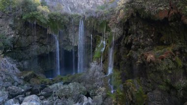 Şelale yemyeşil. Hoş manzara. Yüksek kalite fotoğraf.