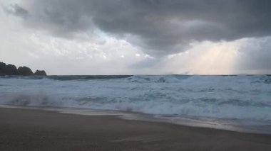 Fırtınalı sahil dalgaları. Akdeniz. Yüksek kaliteli 4K görüntü.