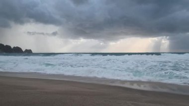Fırtınalı sahil dalgaları. Akdeniz. Yüksek kaliteli 4K görüntü.