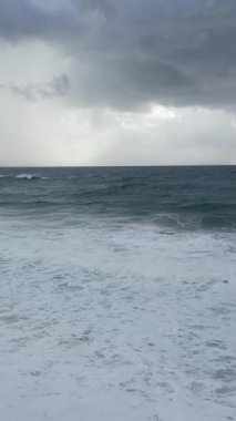 Fırtınalı sahil dalgaları. Akdeniz, Alanya. Yüksek kalite 4k görüntü