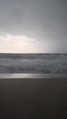 Fırtınalı sahil dalgaları. Akdeniz. Yüksek kaliteli 4K görüntü.