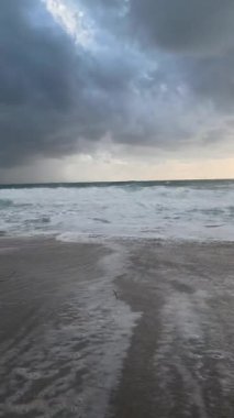 Fırtınalı sahil dalgaları. Akdeniz. Yüksek kaliteli 4K görüntü.