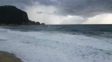 Fırtınalı sahil dalgaları. Akdeniz. Yüksek kaliteli 4K görüntü.