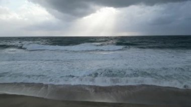 Fırtınalı sahil dalgaları. Akdeniz. Yüksek kaliteli 4K görüntü.