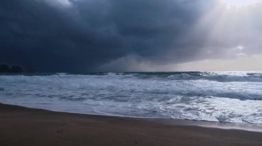 Fırtınalı sahil dalgaları. Akdeniz. Yüksek kaliteli 4K görüntü.