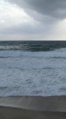 Fırtınalı sahil dalgaları. Akdeniz, Alanya. Yüksek kalite 4k görüntü