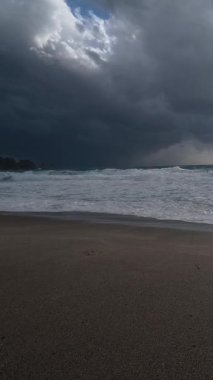 Sert okyanus dalgaları. Fırtınalı sahil dalgaları. Akdeniz, Alanya. Yüksek kalite 4k görüntü