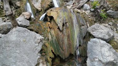 Şelale yosunlu kayalar. Şelale kayalık arazisi. Yüksek kalite 4k görüntü
