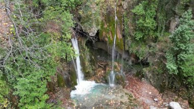 Şelale Şelalesi, Şelale Ormanı kayaları. Şelale kayalık manzarası. Sonbahar şelalesi. Yüksek kalite 4k görüntü