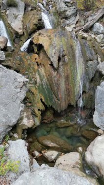 Şelale yosunlu kayalar. Şelale kayalık arazisi. Yüksek kalite 4k görüntü