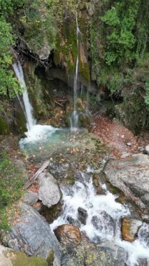 Şelale Şelalesi, Şelale Ormanı kayaları. Şelale kayalık manzarası. Sonbahar şelalesi. Yüksek kalite 4k görüntü