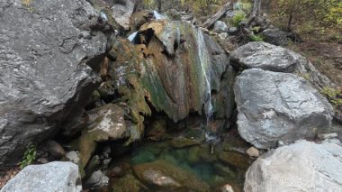 Şelale yosunlu kayalar. Şelale kayalık arazisi. Yüksek kalite 4k görüntü