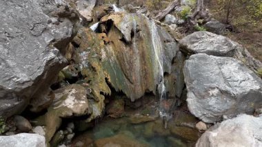 Şelale yosunlu kayalar. Şelale kayalık arazisi. Yüksek kalite 4k görüntü