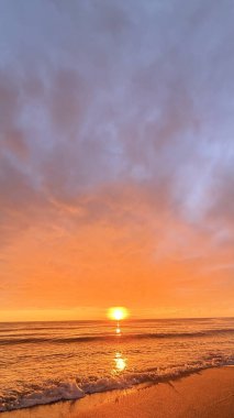 Sahilde günbatımı. çarpıcı renkli gökyüzü, deniz manzarası. Yüksek kalite 4k görüntü