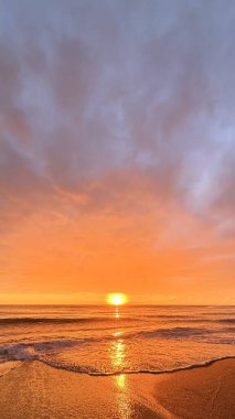 Sahilde günbatımı. çarpıcı renkli gökyüzü, deniz manzarası. Yüksek kalite 4k görüntü