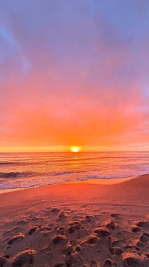 Sahilde günbatımı. çarpıcı renkli gökyüzü, deniz manzarası. Yüksek kalite 4k görüntü