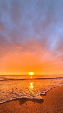Sahilde günbatımı. çarpıcı renkli gökyüzü, deniz manzarası. Yüksek kalite 4k görüntü