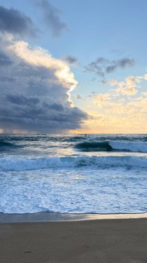 Sahilde günbatımı. çarpıcı renkli gökyüzü, deniz manzarası. Yüksek kalite 4k görüntü