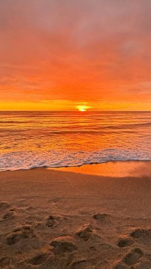 Sahilde günbatımı. çarpıcı renkli gökyüzü, deniz manzarası. Yüksek kalite 4k görüntü