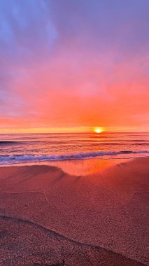 Sahilde günbatımı. çarpıcı renkli gökyüzü, deniz manzarası. Yüksek kalite 4k görüntü