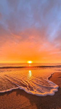 Sahilde günbatımı. çarpıcı renkli gökyüzü, deniz manzarası. Yüksek kalite 4k görüntü