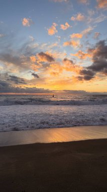 Sahilde günbatımı. çarpıcı renkli gökyüzü, deniz manzarası. Yüksek kalite 4k görüntü