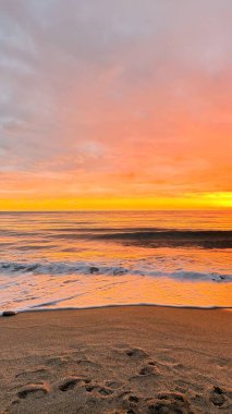 Sahilde günbatımı. çarpıcı renkli gökyüzü, deniz manzarası. Yüksek kalite 4k görüntü