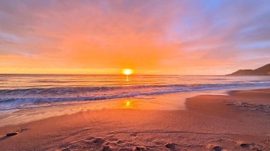 Sahilde günbatımı. çarpıcı renkli gökyüzü, deniz manzarası. Yüksek kalite 4k görüntü