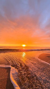 Sahilde günbatımı. çarpıcı renkli gökyüzü, deniz manzarası. Yüksek kalite 4k görüntü