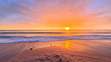 Sahilde günbatımı. çarpıcı renkli gökyüzü, deniz manzarası. Yüksek kalite 4k görüntü