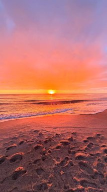Sahilde günbatımı. çarpıcı renkli gökyüzü, deniz manzarası. Yüksek kalite 4k görüntü