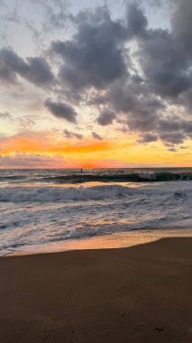 Sahilde günbatımı. çarpıcı renkli gökyüzü, deniz manzarası. Yüksek kalite 4k görüntü