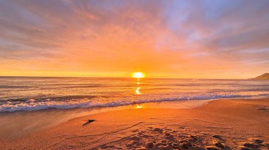Sahilde günbatımı. çarpıcı renkli gökyüzü, deniz manzarası. Yüksek kalite 4k görüntü