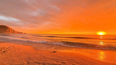 Sunset plaj gözlemcisi. Sahilde günbatımı. çarpıcı renkli gökyüzü, deniz manzarası. Yüksek kalite 4k görüntü