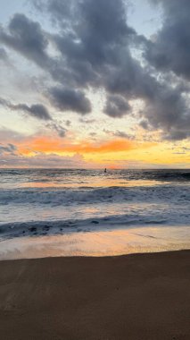 Sahilde günbatımı. çarpıcı renkli gökyüzü, deniz manzarası. Yüksek kalite 4k görüntü
