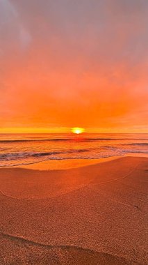 Sahilde günbatımı. çarpıcı renkli gökyüzü, deniz manzarası. Yüksek kalite 4k görüntü