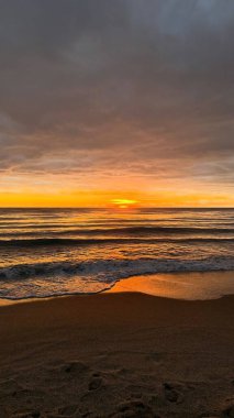 Sahilde günbatımı. çarpıcı renkli gökyüzü, deniz manzarası. Yüksek kalite 4k görüntü