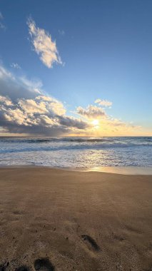 Sahilde günbatımı. çarpıcı renkli gökyüzü, deniz manzarası. Yüksek kalite 4k görüntü