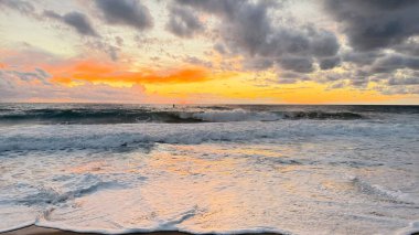 Sahilde günbatımı. çarpıcı renkli gökyüzü, deniz manzarası. Yüksek kalite 4k görüntü
